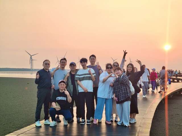 真航空踩线团於高美湿地合影