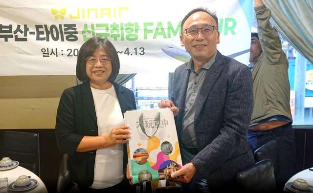 中市府观游局长於宴晚夜流致赠踩线团台中文宣品