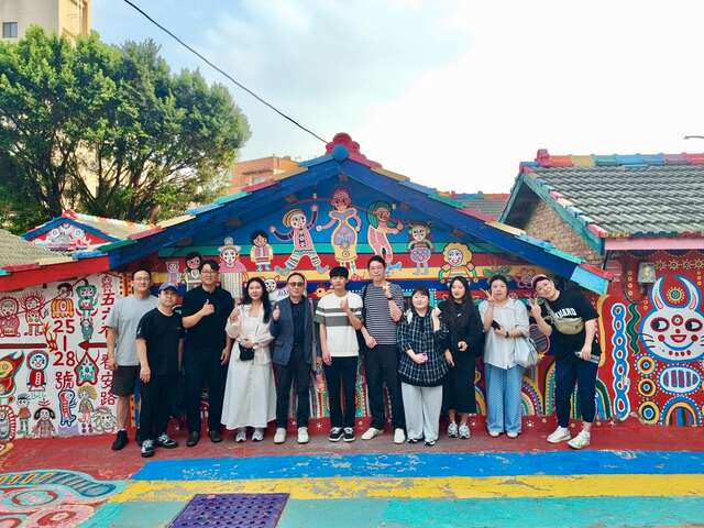 韩国真航空踩线团走访彩虹村合影