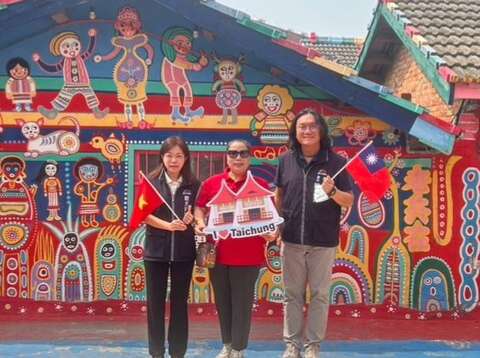 国际媒体踩线团走访彩虹村感受缤纷艺术氛围