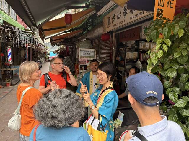 德国访团至台中青草街品尝青草茶