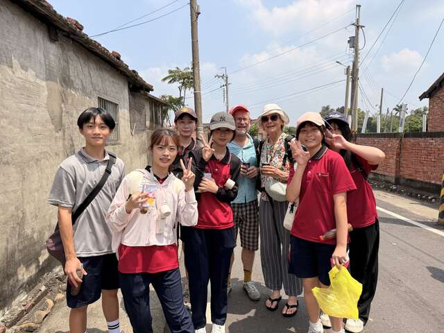 德国访团在遶境行程中开心与信众合影