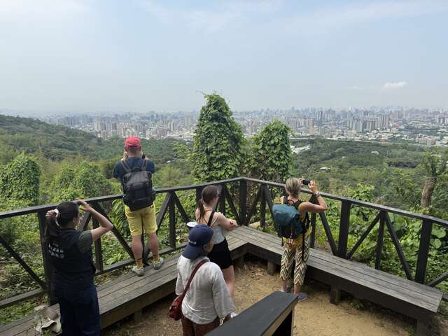 德国访团登上大坑登山步道观景台远眺市景