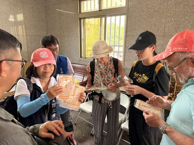 台中观旅局长陈美秀致赠德国访团平安符等纪念品