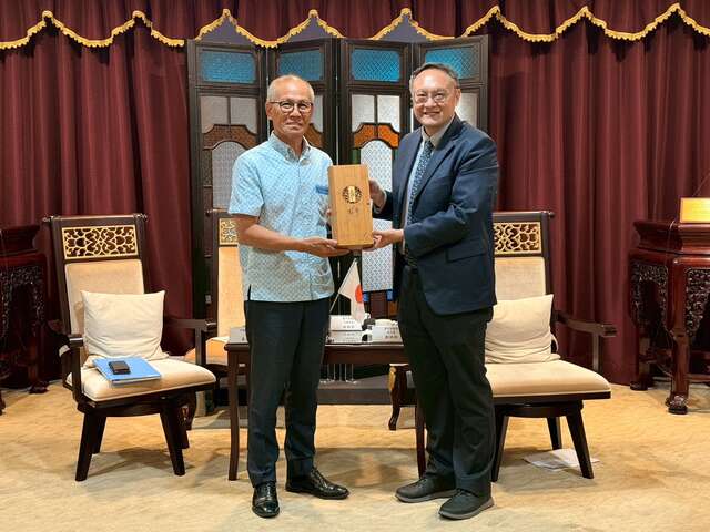 3-鄭副市長致贈台中市梨山茶禮盒