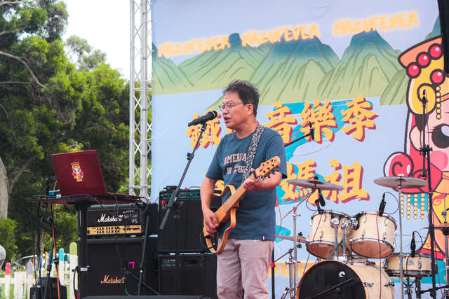 歌手伍浩哲暖场献唱经典中文歌曲引共鸣
