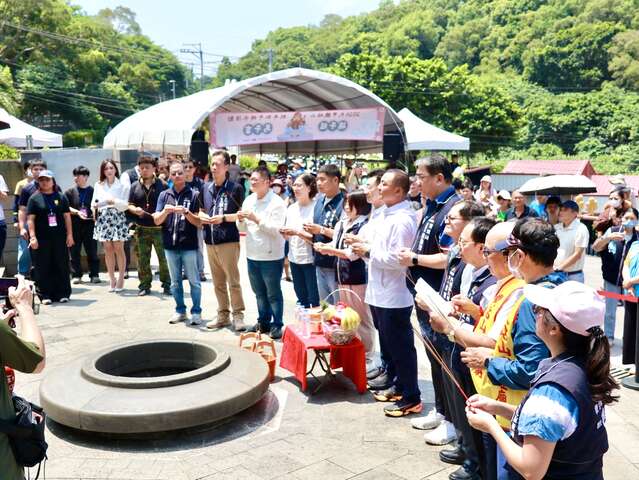 眾人遵循古禮祭祀祈福-共同迎接端午佳節