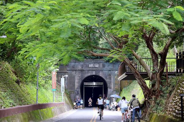 后豐鐵馬道九號隧道是舊山線最長的隧道-可感受沁涼空氣