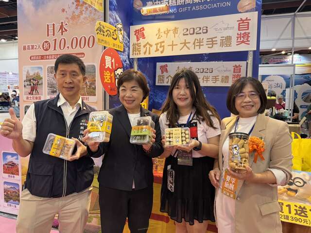 立法委员杨琼璎亲临台中馆爲业者加油打气