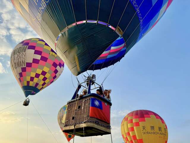 今年活動現場將有4顆大型熱氣球提供繫留體驗-邀請民眾升空飽覽台中山城的壯麗景致-資料照片