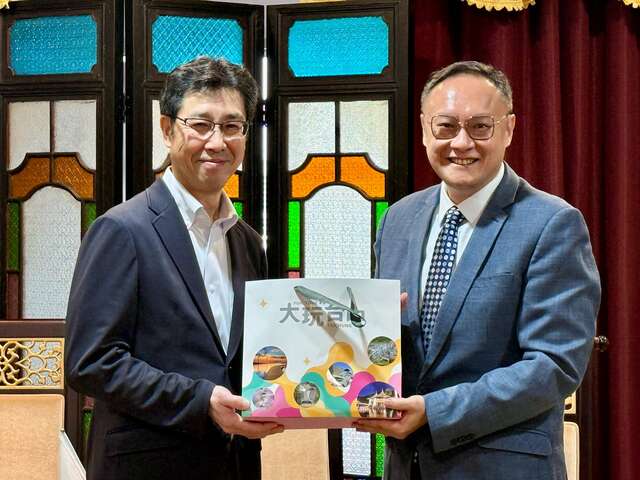 鄭副市長致贈本市代表性糕點