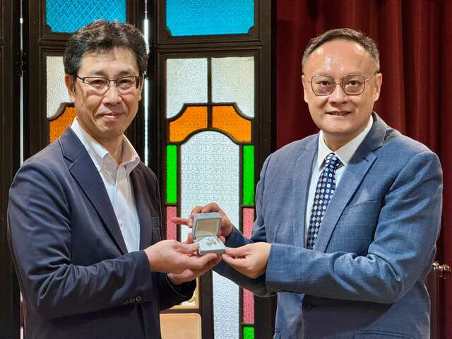 菅副知事致贈自行車造型阿古屋珍珠徽章