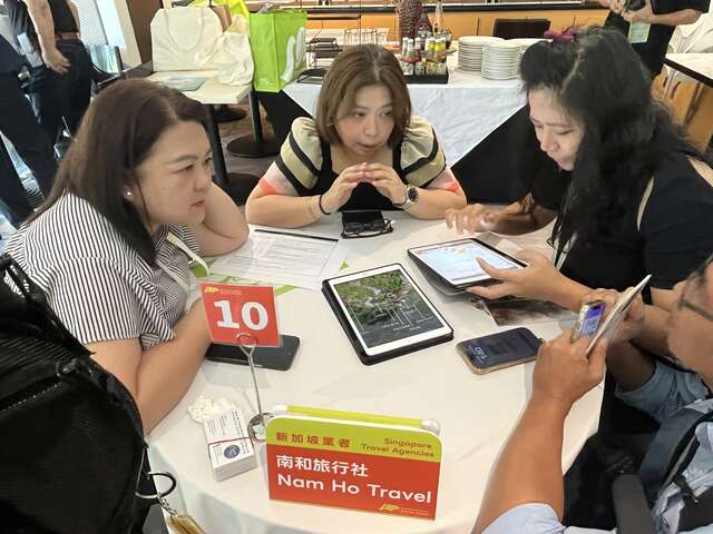 台中觀光業者與新加坡業者洽談 合影