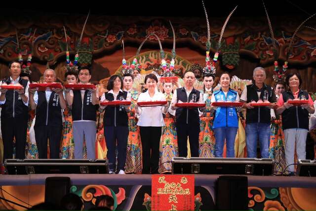 卢市长与贵宾手捧寿桃及糖果祈福合影