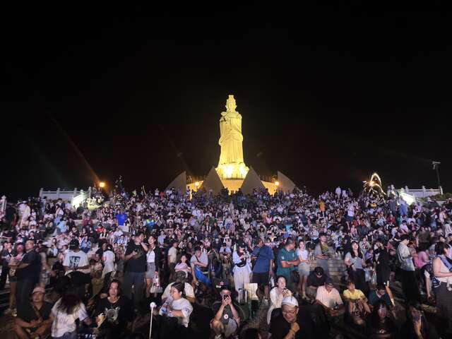 听团民众塞满妈祖雕像前方大步梯