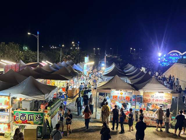 户外市集让民众听音乐配美食