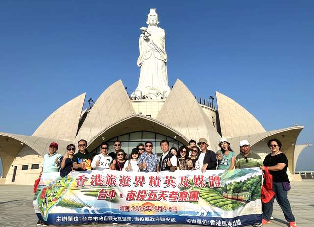 团员与妈祖雕像合影