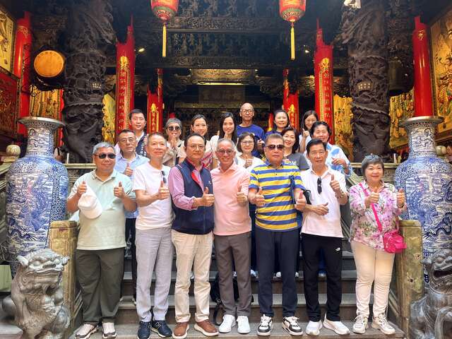 团员於大甲镇澜宫参拜祈福