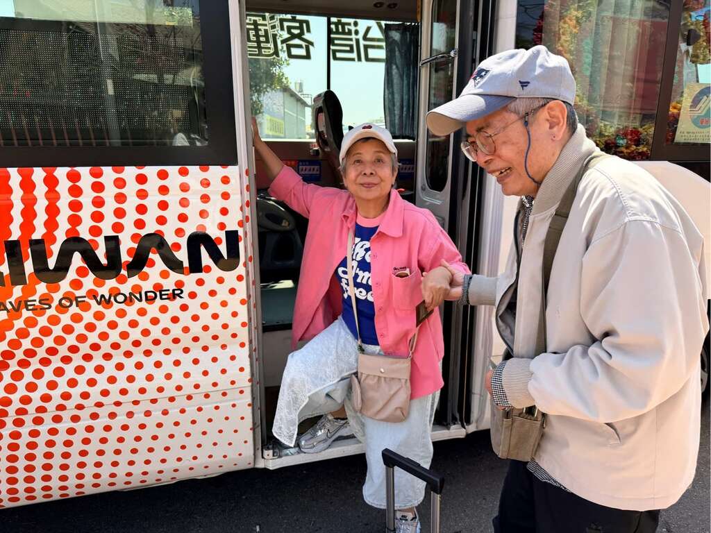 pipia阿嬷搭乘台湾好行888丰后线