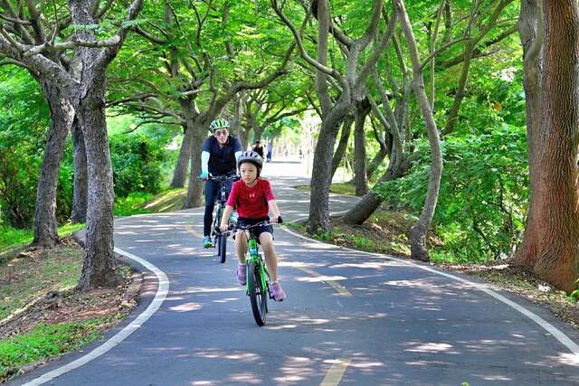 潭雅神绿园道途经多段s型弯道-两旁浓密植栽-绿树成荫