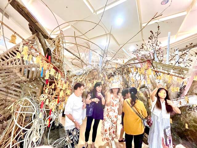 10月3日台日草月流漂流木艺术创作交流展开展游客以祈福卡祈求安康