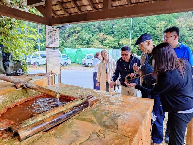 代表團考察當地天然泉水資源與飲泉文化