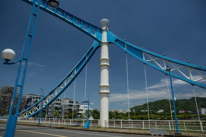 藍天白雲橋-橋中景觀