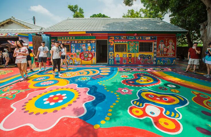 彩虹眷村由许多矮平房组成 房子与广场都画上缤纷的彩绘