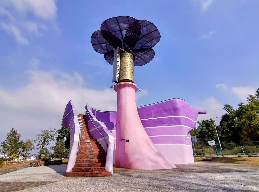 ⠀⠀⠀⠀⠀⠀⠀⠀⠀⠀⠀⠀
新社的紫風車，為什麼是紫色，有一部分是因為新社是紫斑蝶的中途休息站喔！
Windmill in purp...