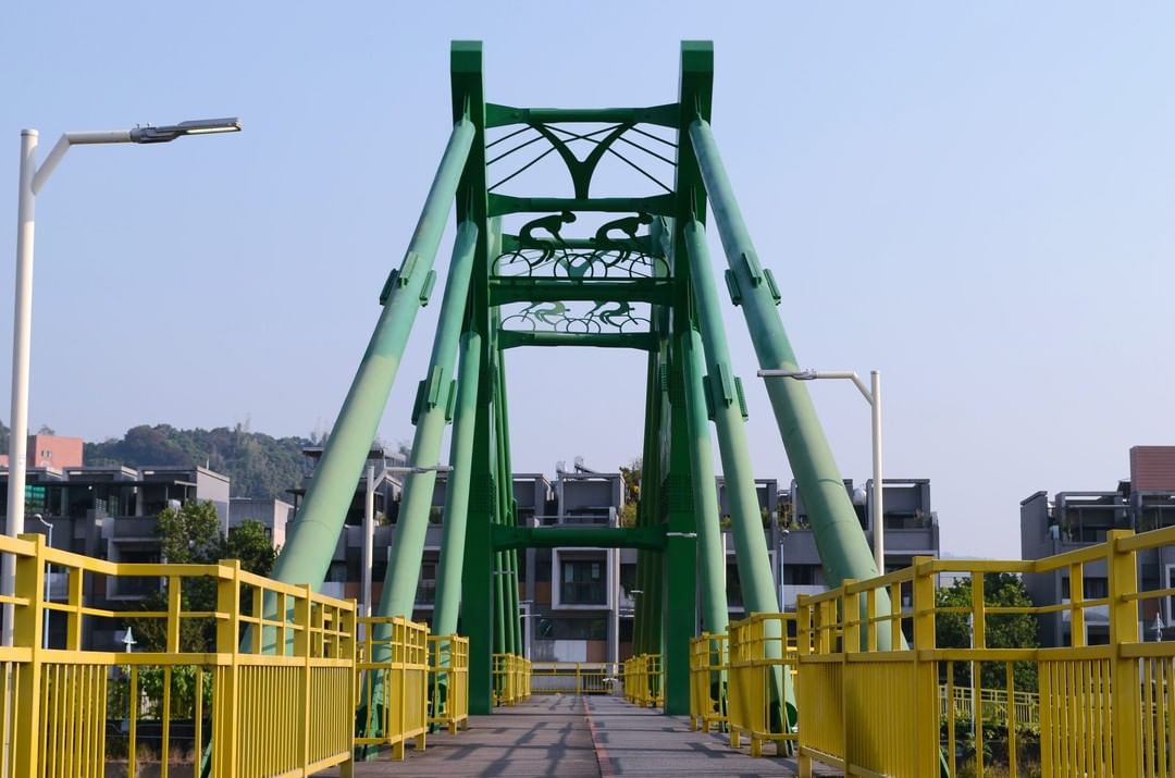 ⠀⠀⠀⠀⠀⠀⠀⠀⠀⠀⠀⠀
喜歡黃綠搭配的單車橋，還是藍天白雲的海天橋呢？
Which bridge do you prefer?
...