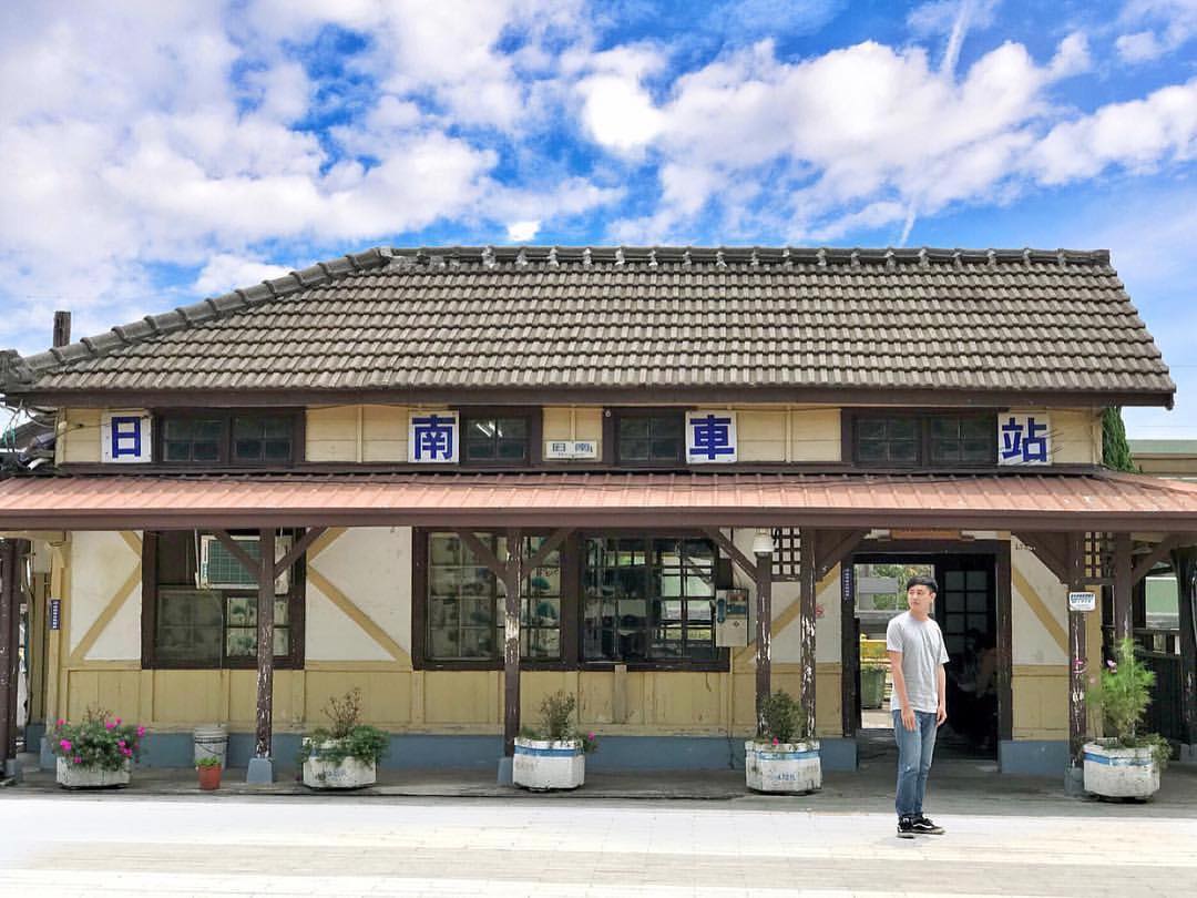 日南車站保存的很好的木造車站，拍起來有濃濃的日式風味呢～
-
感謝  @frank.0915 分享
-
日南車站是海線沿線尚存的五...