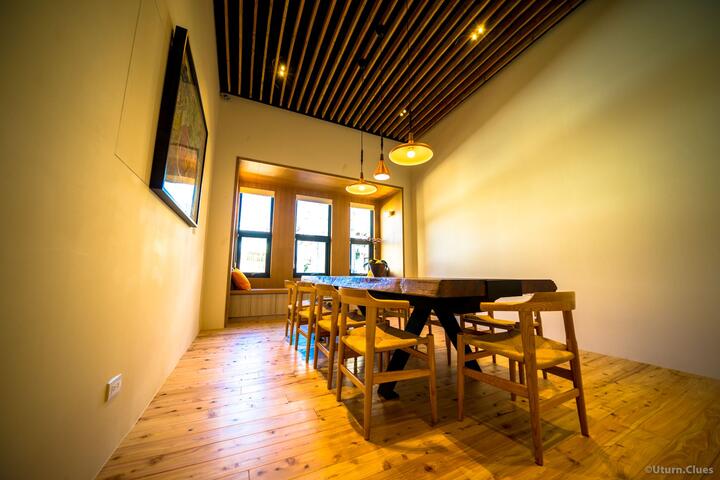 二楼多功能厅厚实长桌是视觉焦点, 适合聚餐、会议、手作课程, 空间隐密有致