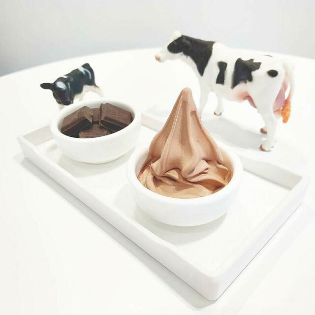 瑞士巧克力霜淇淋，源自瑞士阿尔卑斯山区顶级霜淇淋，坚持使用小牛吃剩下的牛奶。