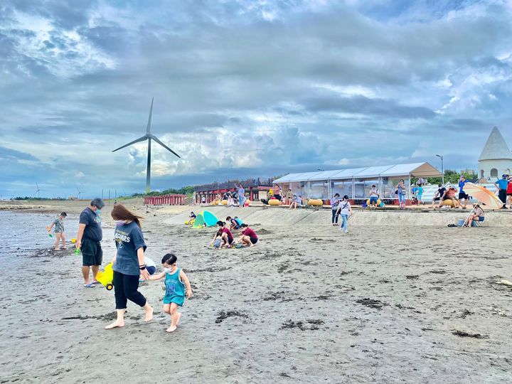\夏日戲水正夯,踩沙踏浪首選 #大安濱海樂園✨/