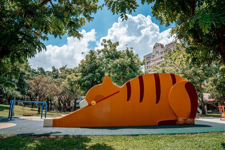 \主子下凡!臺中驚見一隻超大橘貓討摸摸?/