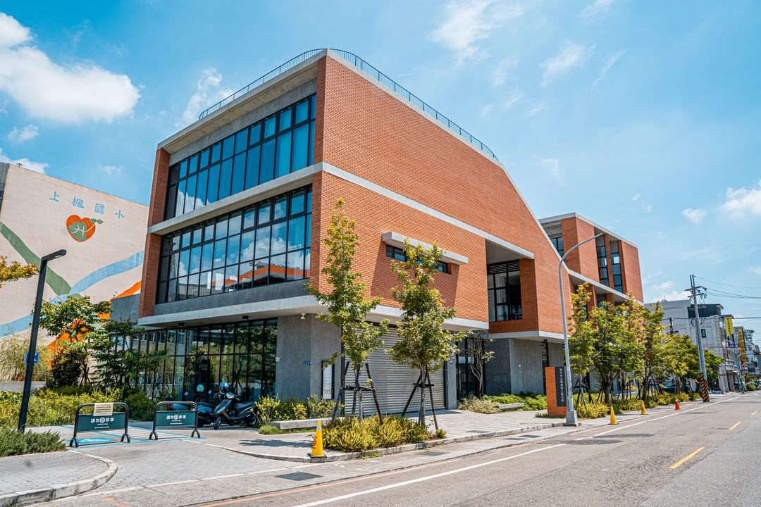 在澄黄麦田与枫红的陪伴中,阅读文学和自然的美丽。