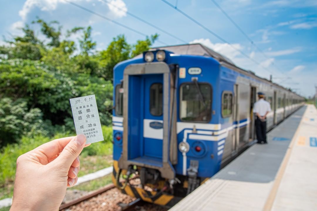 列车缓缓驶进充满历史的老车站,海线铁路之旅就此启程。