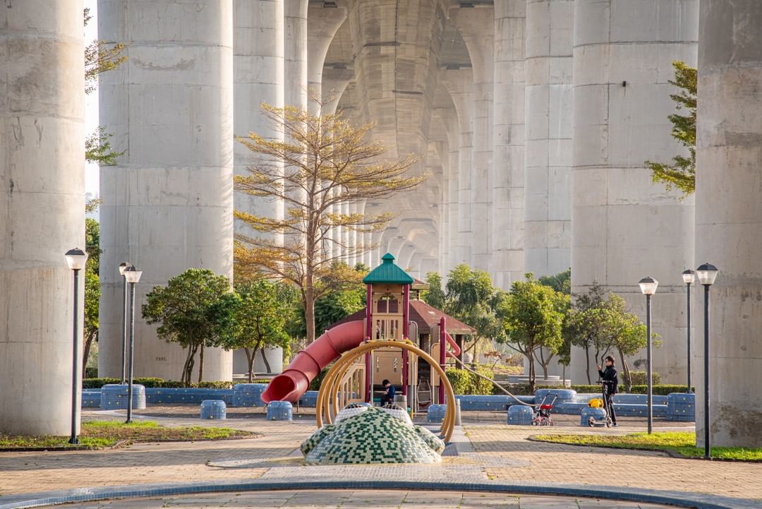 面对人生无止尽的未知,不如停下来喘口气,像个孩子在公园里放松玩耍吧!