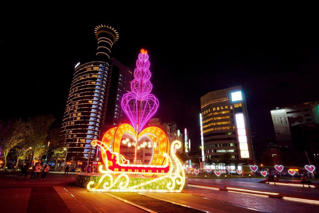 聖誕妝點閃爍耀眼光芒，把整個城市都點亮！