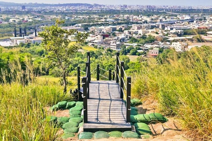 \新年登新步道,登顶展望生命中的美景!/