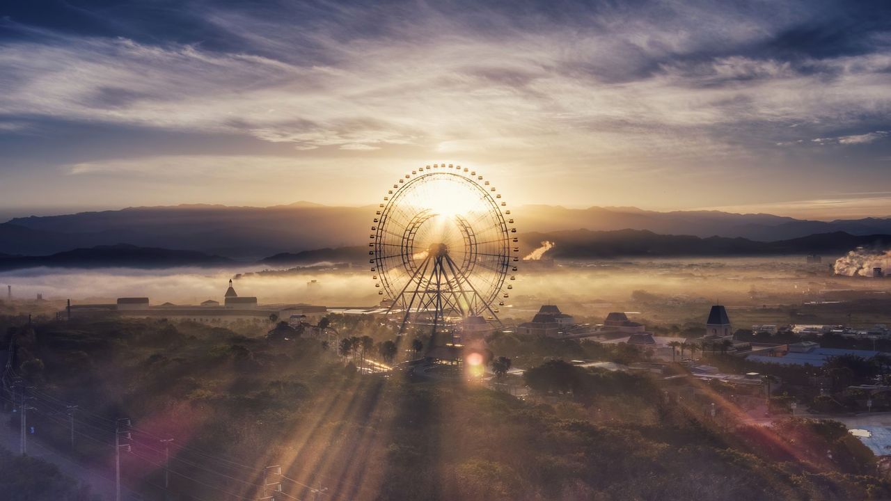 \饱览台中山海之美!丽宝摩天轮迎曙光/