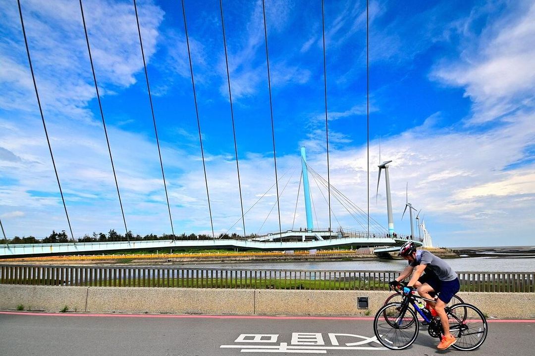 踏上自行車徜徉臺中清水之美!從藍天白雲到夕陽餘暉都浪漫