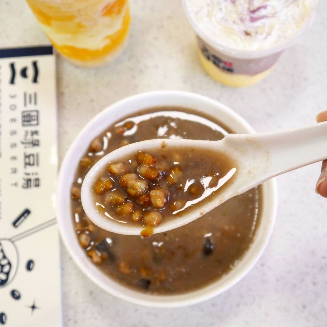 「立夏養身指南」解熱消暑補元氣✔️臺中三款綠豆湯專賣店，從傳統美味到加入創新食用方法卻又不失原型食物樣貌的好滋味⭐
