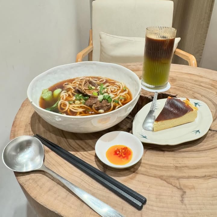 \绿美图探店!在绿意与书香间🌿午後的咖啡时光☕/