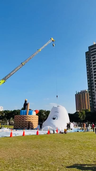 \巨型姆明的诞生!2026中台湾灯会合作IP在台中超萌现身💗/