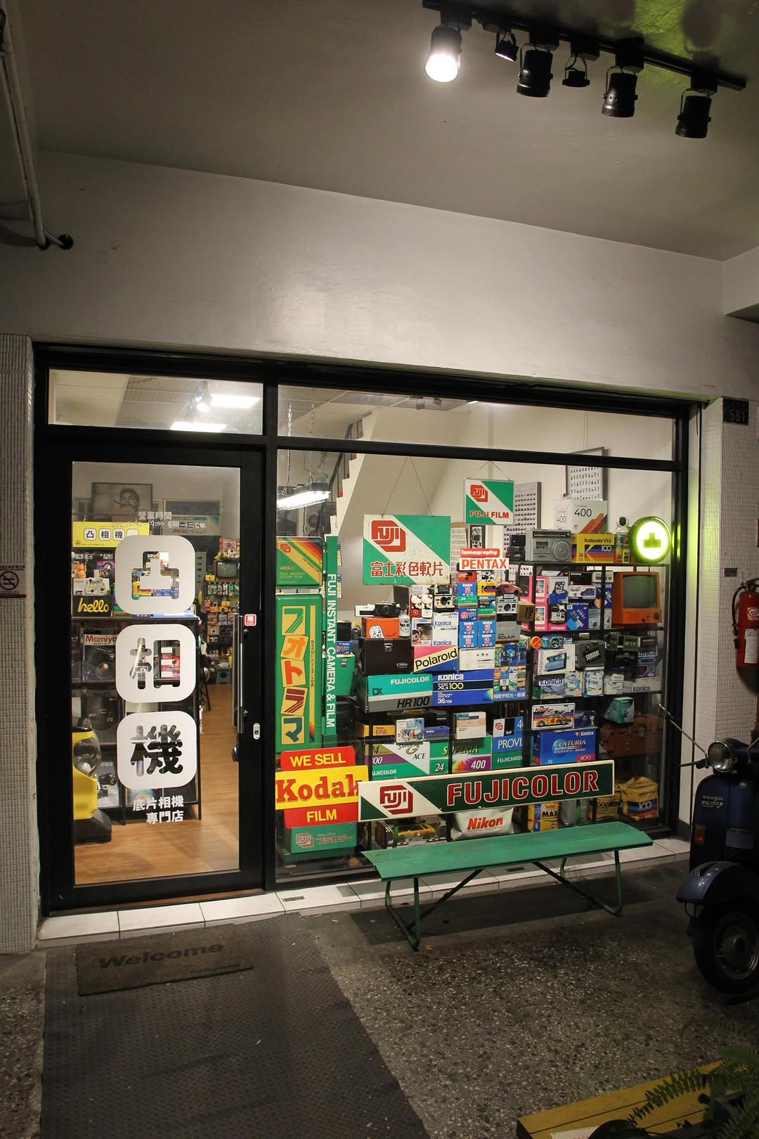 想入坑底片？第一站一定要走进这些相机店 📷