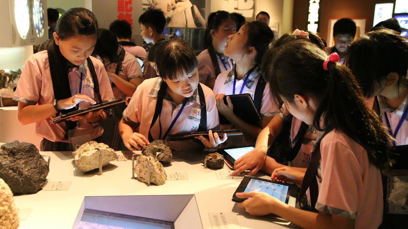 實境解謎-小朋友研究解謎中