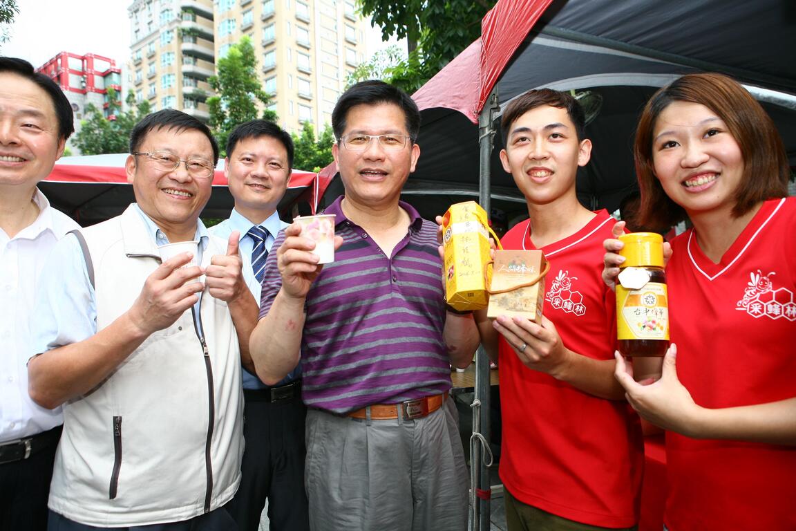 中彰投農產行銷草悟道登場市長與民眾合影