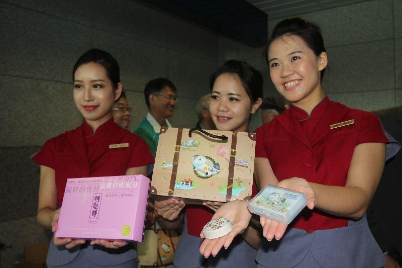 「台中-大分」定期包機今首航開航 空姐與紀念品合影留念